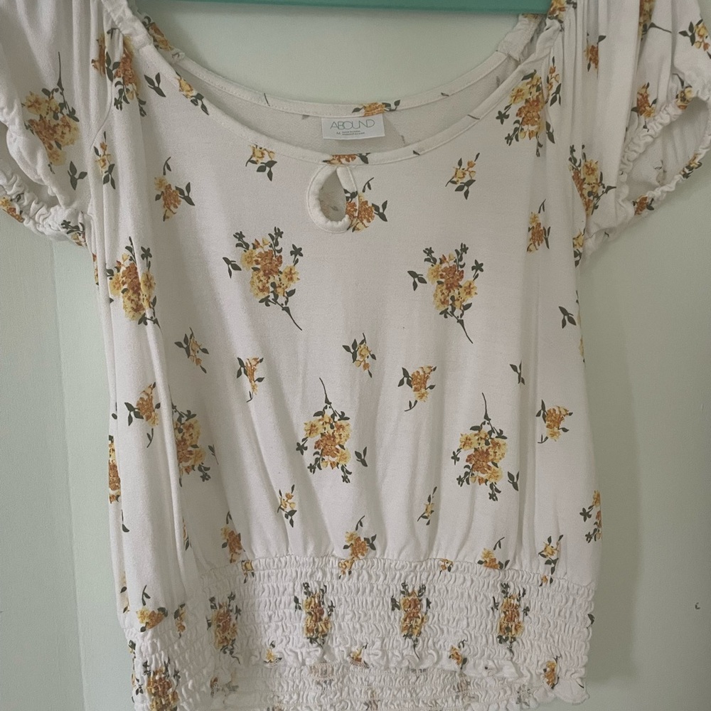 Cute floral t-shirt. brand “ABOUND”, too colour is white and yellow